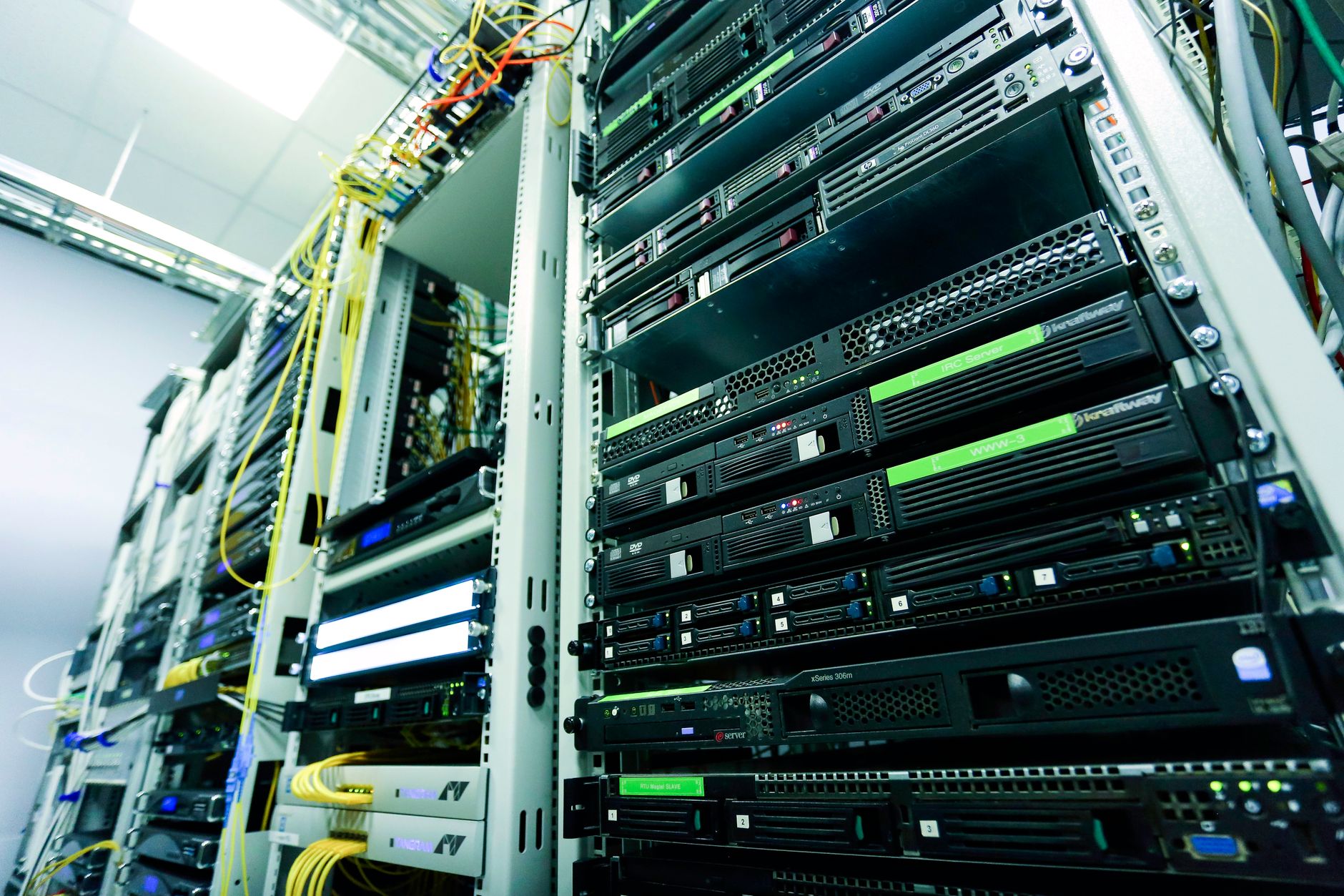 Serverkasten met netwerkkabels in een datacenter