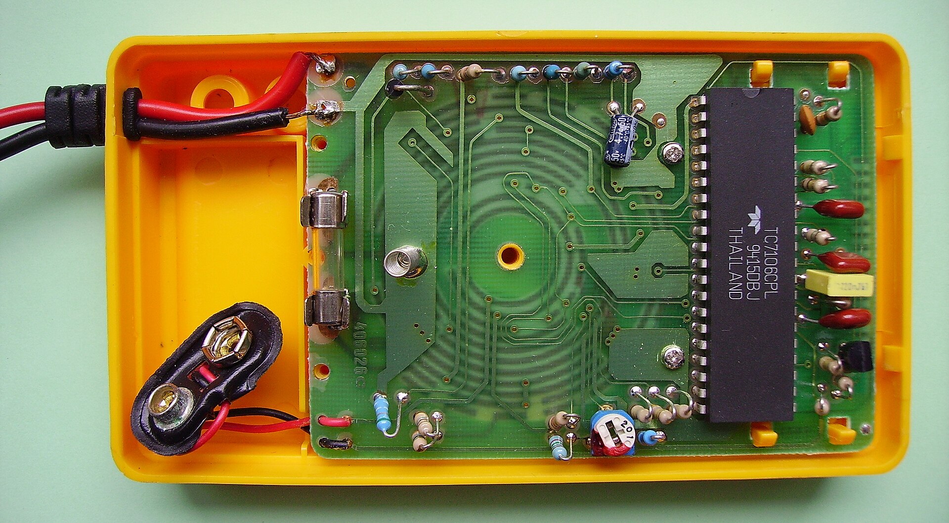 Gros plan sur un circuit imprimé électronique