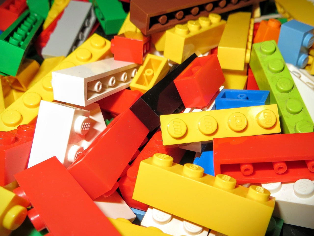 Kleurige Lego-steentjes in een hoge berg