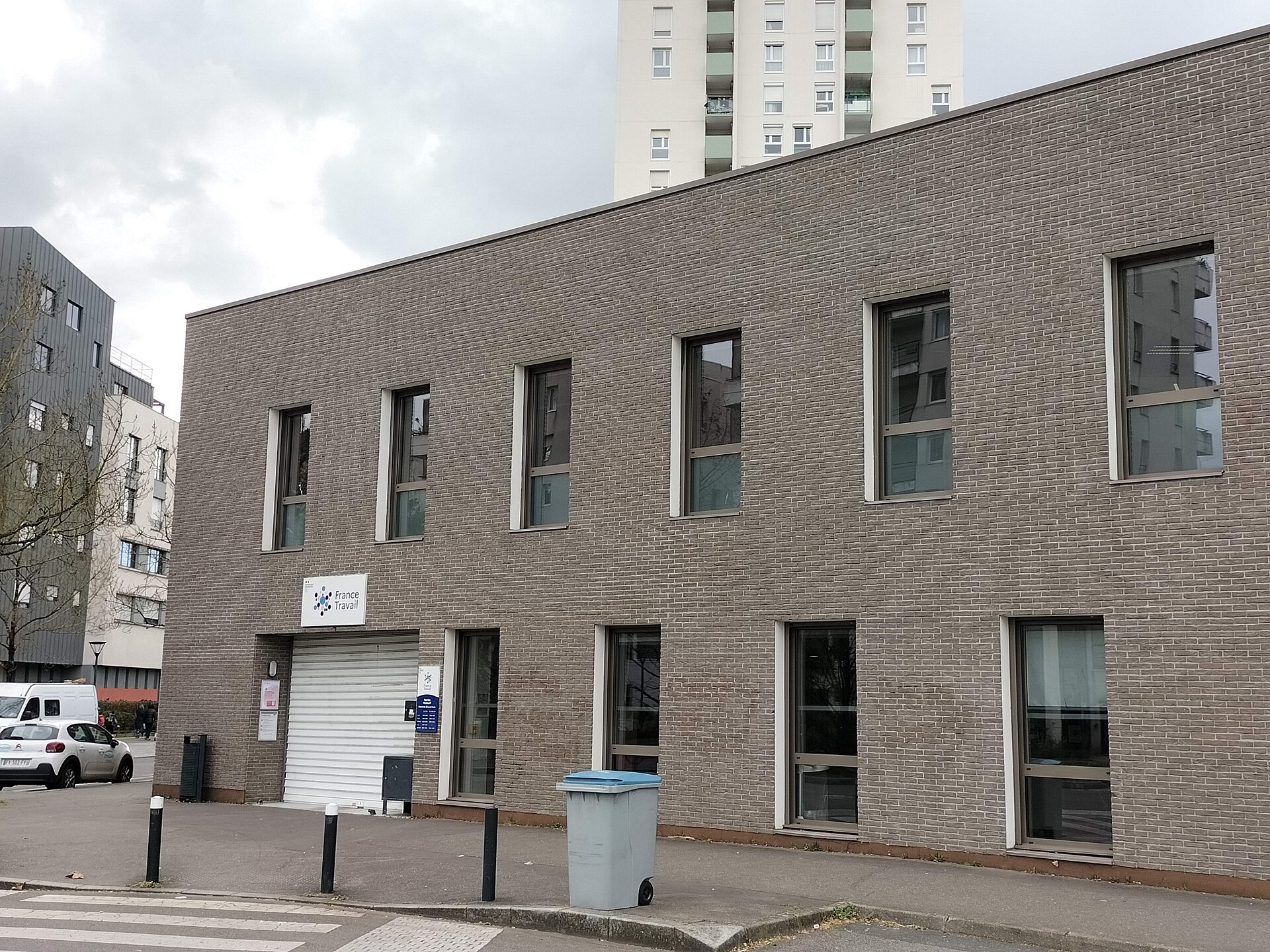 Façade en briques d'une agence France Travail à Nantes, quartier Malakoff