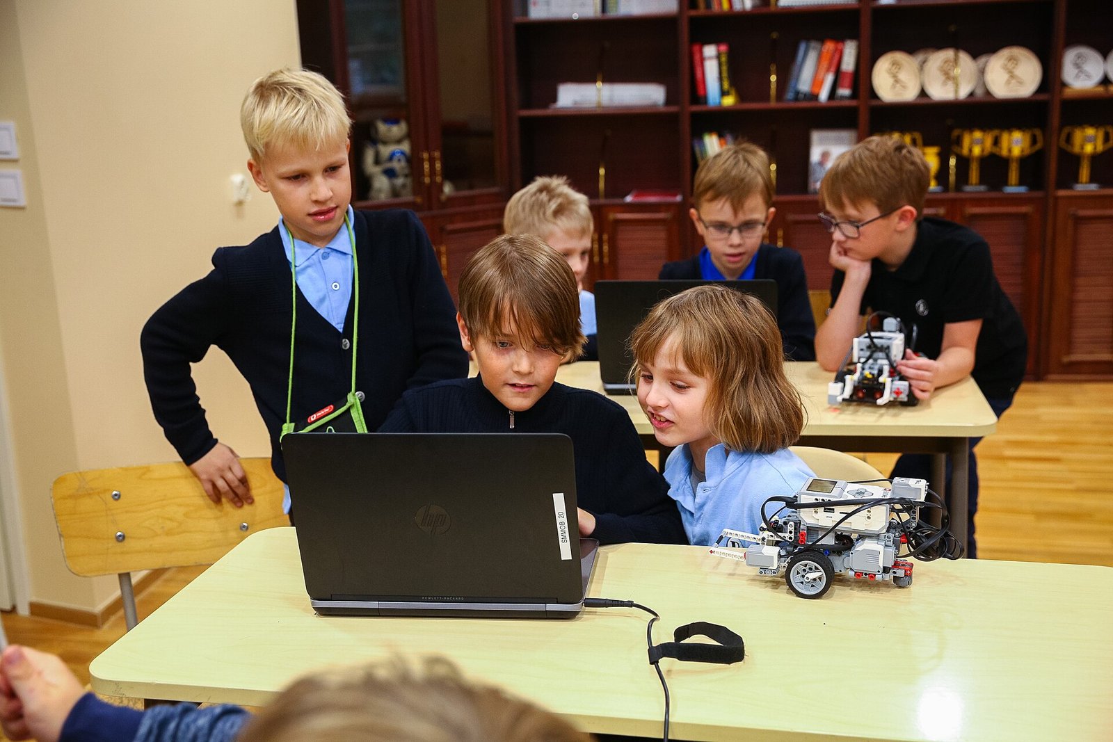 Des écoliers de Tallinn apprennent à programmer avec des robots
